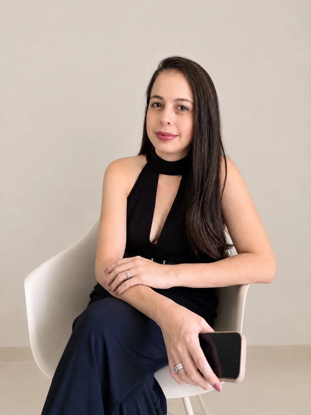 Mónica Agudelo en su oficina, lista para conversar sobre tu vacante